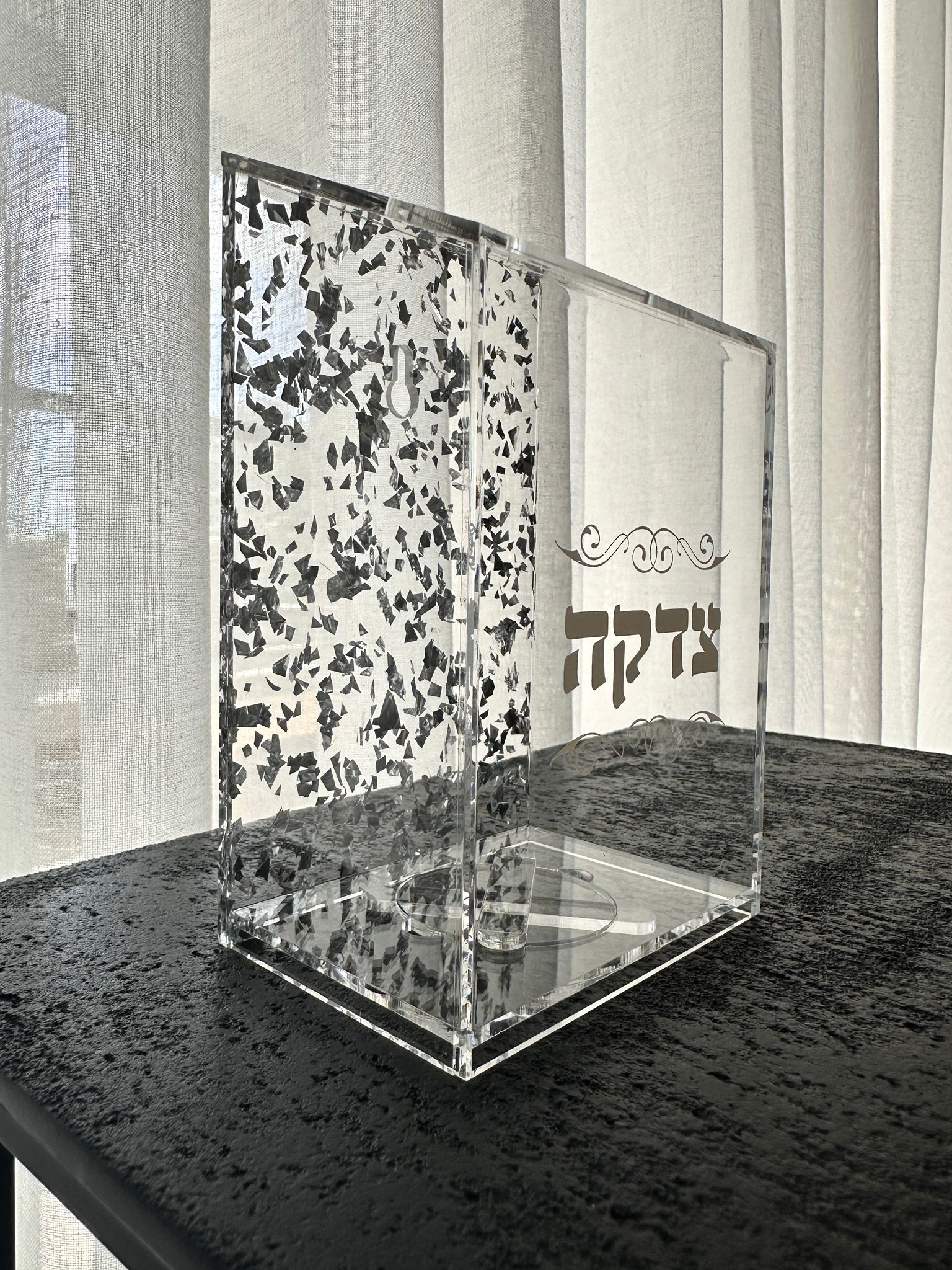 339a9504-78c4-4de9-9b82-c04f2a6654f4.jpg קופת צדקה פרספקס נצנצים - כסף – תמונה 1