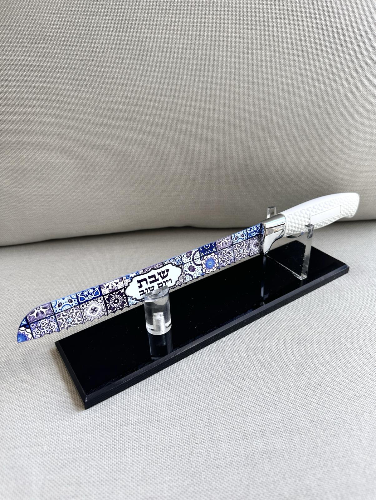 35da6420-0686-4efc-9a63-55ed13e44c60.jpeg סכין חלה " שבת ויום טוב " גוון פסיפס – תמונה 1