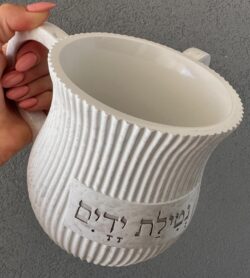 ⁦נטלה מהודרת דגם פסים לבן⁩ – תמונה ⁦2⁩