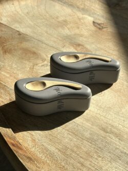 ⁦כלי לתבלינים מבטון + כפית מעץ⁩ – תמונה ⁦2⁩