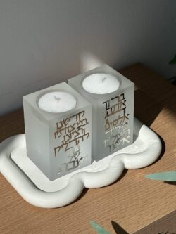 זוג פמוטים עם פלקטה "הדלקת נרות״