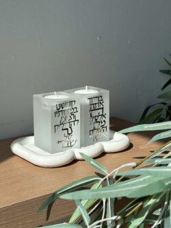 ⁦זוג פמוטים עם פלקטה "הדלקת נרות״⁩ – תמונה ⁦2⁩