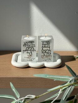 ⁦זוג פמוטים עם פלקטה "הדלקת נרות״⁩ – תמונה ⁦4⁩