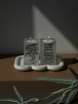 ⁦זוג פמוטים עם פלקטה "הדלקת נרות״⁩ – תמונה ⁦3⁩