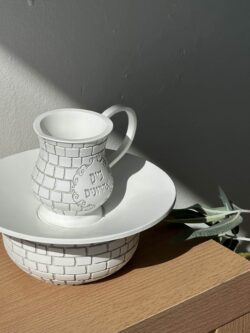 מים אחרונים גוון לבן