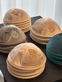 ⁦כיפה קטיפה ״בבא סאלי״ - שמנת⁩ – תמונה ⁦3⁩