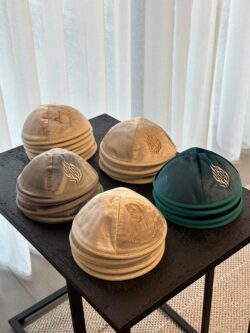 ⁦כיפה קטיפה ״מגן דוד״ - שמנת⁩ – תמונה ⁦2⁩