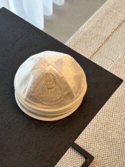 ⁦כיפה קטיפה ״בבא סאלי״ - שמנת⁩ – תמונה ⁦4⁩