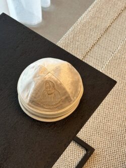 ⁦כיפה קטיפה ״בבא סאלי״ - שמנת⁩ – תמונה ⁦2⁩