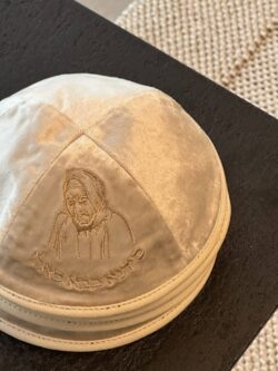 כיפה קטיפה ״בבא סאלי״ - שמנת