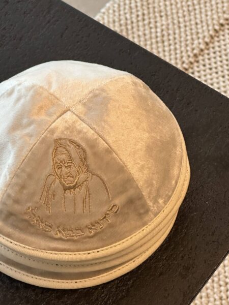 כיפה קטיפה ״בבא סאלי״ - שמנת