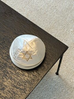 ⁦כיפה קטיפה ״מגן דוד״ - שמנת⁩ – תמונה ⁦3⁩