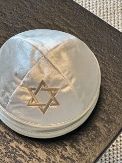 כיפה קטיפה ״מגן דוד״ - שמנת