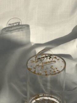 ⁦קופת צדקה פרספקס - זהב⁩ – תמונה ⁦2⁩