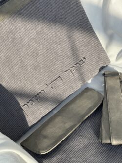 סט טלית ותפילין קורדרוי אפור עם רקמה – תמונה 3