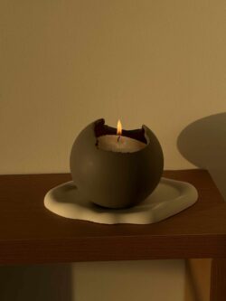 ⁦נר כדור מבטון + פניני שעווה⁩ – תמונה ⁦2⁩