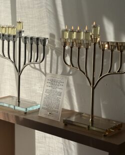 ⁦חנוכיה מהודרת דגם ספיר מקריסטל - רוז גולד⁩ – תמונה ⁦3⁩