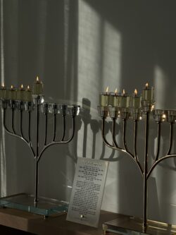 ⁦חנוכיה מהודרת דגם ספיר מקריסטל - רוז גולד⁩ – תמונה ⁦6⁩