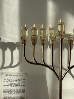 ⁦חנוכיה מהודרת דגם ספיר מקריסטל - רוז גולד⁩ – תמונה ⁦7⁩