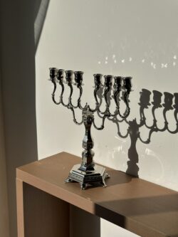 ⁦חנוכיה יוקרתית - דגם מלכות⁩ – תמונה ⁦5⁩