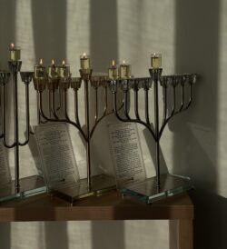 ⁦חנוכיה מהודרת דגם ספיר מקריסטל - רוז גולד⁩ – תמונה ⁦8⁩