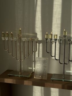 ⁦חנוכיה מהודרת דגם יהלום מקריסטל - רוז גולד⁩ – תמונה ⁦4⁩