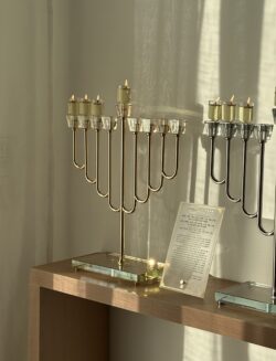 ⁦חנוכיה מהודרת דגם יהלום מקריסטל - רוז גולד⁩ – תמונה ⁦2⁩