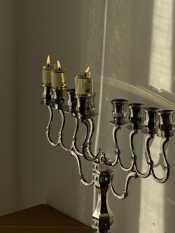 ⁦חנוכיה יוקרתית - דגם מלכות⁩ – תמונה ⁦2⁩