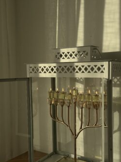 ⁦חנוכיה מהודרת דגם ספיר מקריסטל - רוז גולד⁩ – תמונה ⁦4⁩