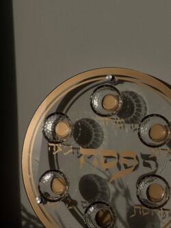 ⁦קערת פסח מזכוכית - זהב⁩ – תמונה ⁦2⁩