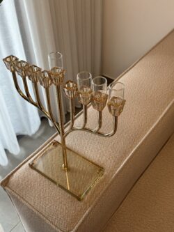 ⁦חנוכיה מהודרת דגם ספיר מקריסטל - רוז גולד⁩ – תמונה ⁦10⁩