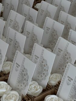 מארז ברכון + זוג נרות פרחים – תמונה 3