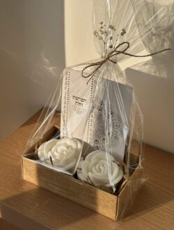 מארז ברכון + זוג נרות פרחים – תמונה 2