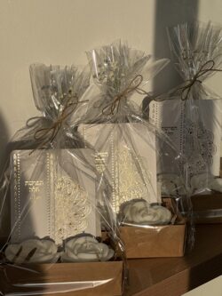 מארז ברכון + זוג נרות פרחים – תמונה 4