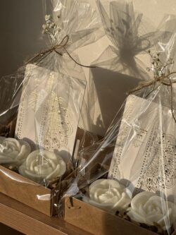 מארז ברכון + זוג נרות פרחים – תמונה 5