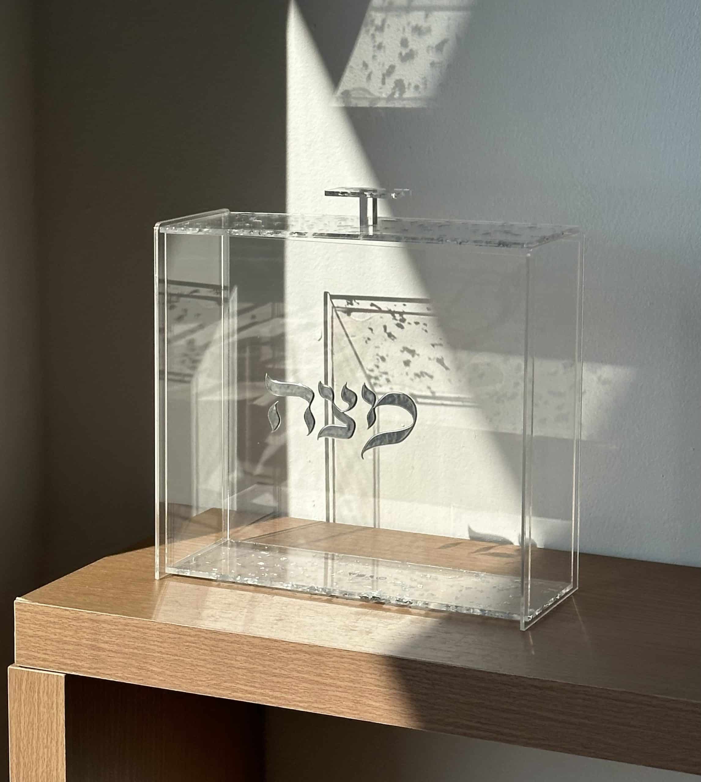 IMG_5739-scaled-1.jpeg כלי למצה אותיות בולטות - כסף – תמונה 1