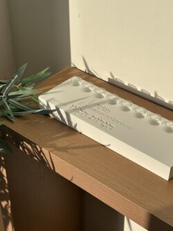 ⁦חנוכיה שטוחה דגם טופוגרפיה - לבן⁩ – תמונה ⁦3⁩