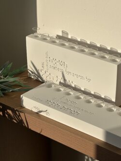 ⁦חנוכיה דגם טופוגרפיה - לבן⁩ – תמונה ⁦2⁩