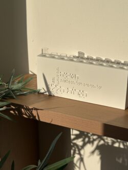 ⁦חנוכיה דגם טופוגרפיה - לבן⁩ – תמונה ⁦3⁩