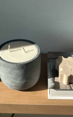 נר גדול בכד חרס אפור כהה