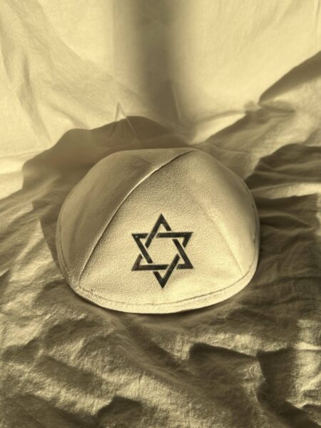כיפה מהודרת קטיפה - לבן "מגן דוד"