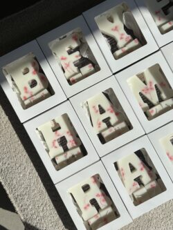 נר אות עם פרחים - קופסא מהודרת