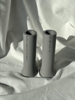 זוג פמוטים מבטון + טקסט