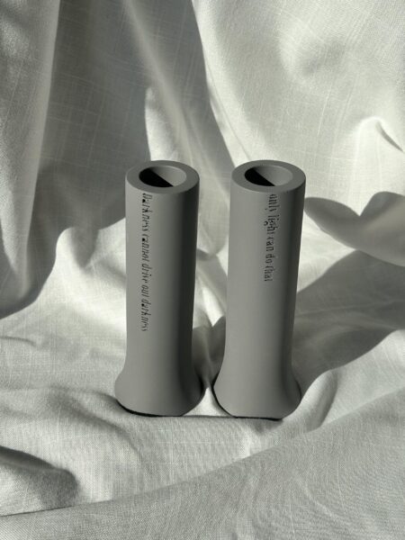 זוג פמוטים מבטון + טקסט