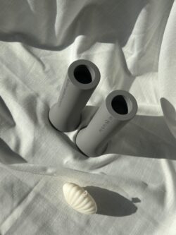 ⁦זוג פמוטים מבטון + טקסט⁩ – תמונה ⁦2⁩