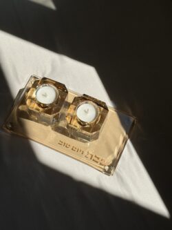 ⁦מגש וזוג פמוטים גוון רוז גולד⁩ – תמונה ⁦2⁩