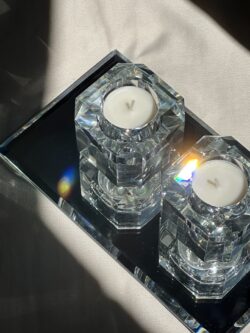 ⁦מגש וזוג פמוטים גוון שקוף⁩ – תמונה ⁦2⁩