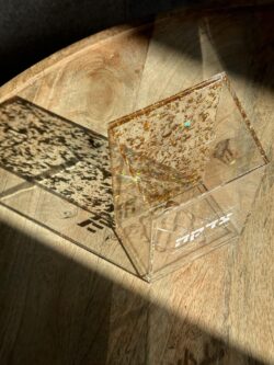 ⁦קופת צדקה פרספקס נצנצים - זהב⁩ – תמונה ⁦2⁩