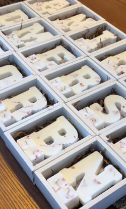 ⁦נר אות עם פרחים - קופסא מהודרת⁩ – תמונה ⁦3⁩