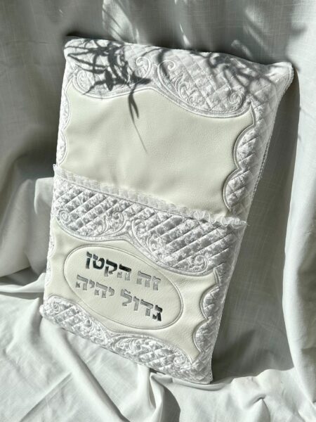 כרית לברית מהודרת עם אותיות בולטות